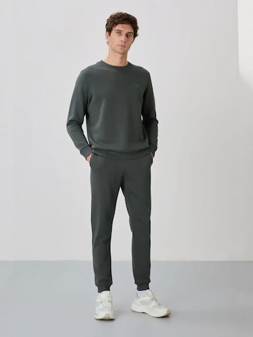 Tommy Life Joggingpak in Groen: voorkant