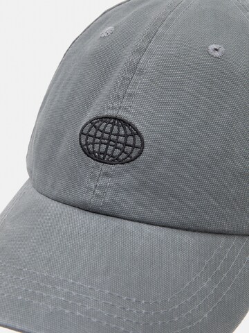 Cappello da baseball 'GORRA - WORLD' di Pull&Bear in grigio
