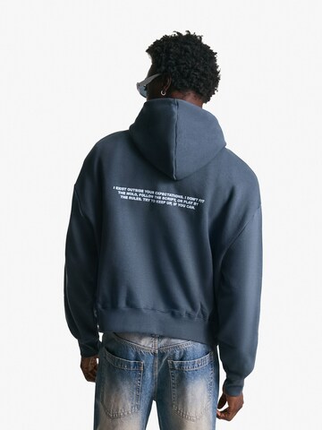 BershkaSweater majica - plava boja