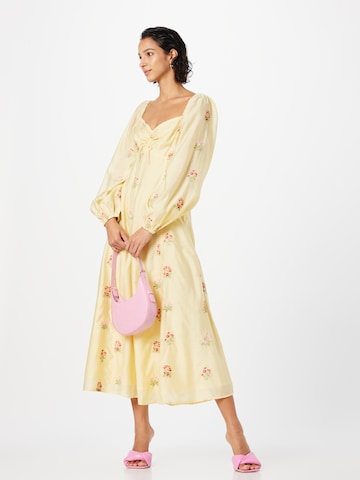 Robe Warehouse en jaune