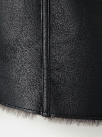 Giacca di mezza stagione 'CADI' di MANGO in nero