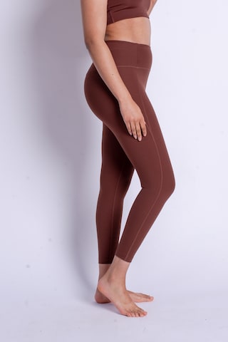 Girlfriend Collective Skinny Sporthose in Braun