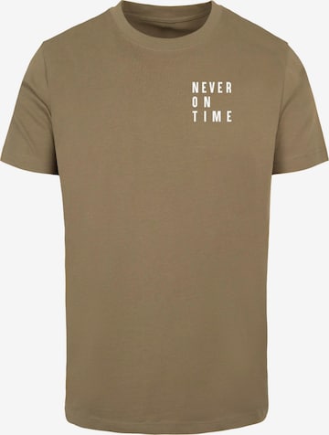 Merchcode Tričko 'Never On Time' – zelená: přední strana