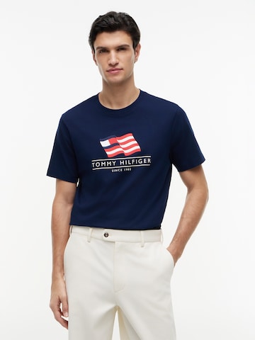 TOMMY HILFIGER T-shirt 'MAIN FLAG' i blå: framsida