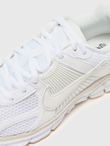 Sneaker bassa 'ZOOM VOMERO 5' di Nike Sportswear in bianco