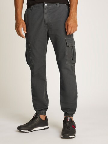 Tommy Jeans Tapered Cargobroek 'RYAN' in Grijs: voorkant