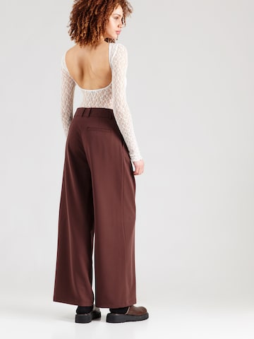 studioselectLoosefit Hlače s naborima 'Elsa' - smeđa boja