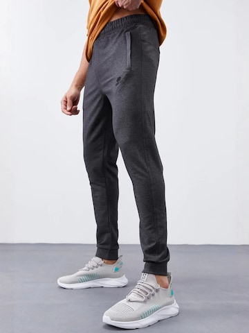Tommy Life Skinny Trousers in Grey