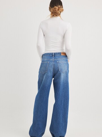NA-KD Loosefit Jeans in Blau