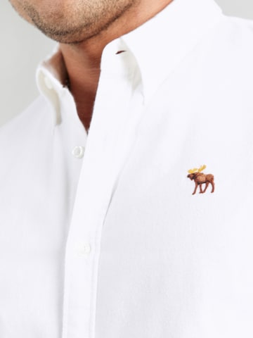 Coupe regular Chemise Abercrombie & Fitch en blanc