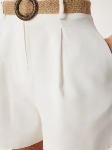 Happiness İstanbul Szabványos Élére vasalt nadrágok - fehér