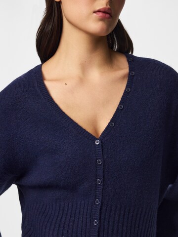Cardigan 'PCSally' PIECES en bleu