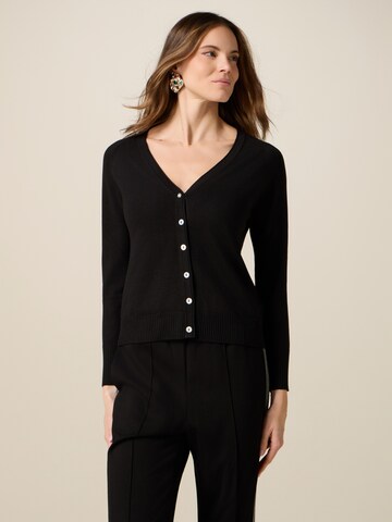 Pullover di oltre in nero: frontale