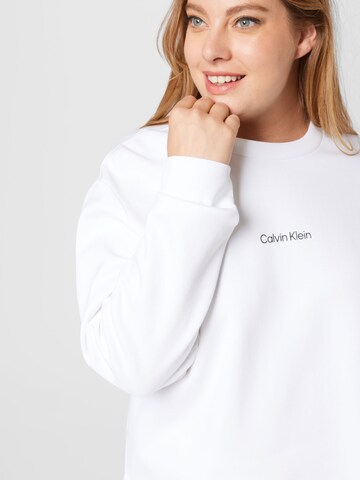 Sweat-shirt Calvin Klein Curve en blanc