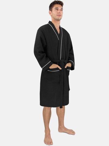 normani Short Bathrobe in Black: front