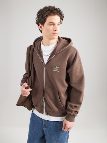 Hanorac de la Abercrombie & Fitch pe maro: față