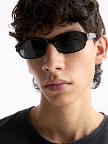 Ochelari de soare de la Pull&Bear pe negru: față