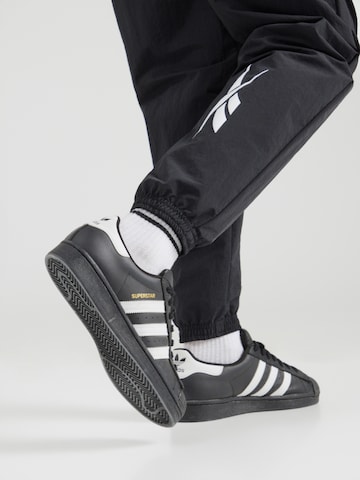 Reebok - Tapered Calças 'VECTOR' em preto