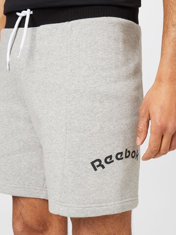 Reebok Regular Спортен панталон 'Identity' в сиво