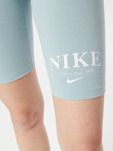 Nike Sportswear Skinny Shorts in Blau