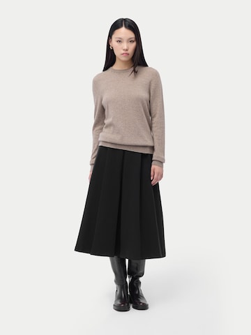 GOBI Cashmere Sweater 'Women's Essential Cashmere Crewneck Sweater' in Beige