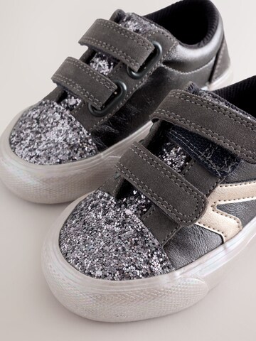 Sneaker di Next in grigio