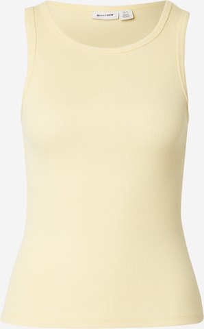 dzeltens Noisy may Topiņš 'NMMAYA': no priekšpuses