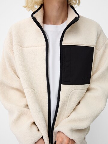 Bershka Fleecetakki värissä beige