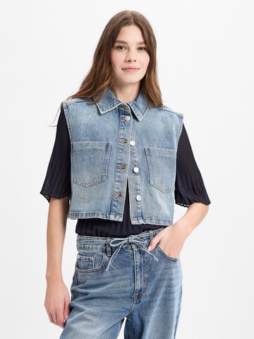 Marie Lund Vest in Blue: front