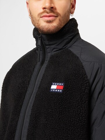 Jachetă  fleece de la Tommy Jeans pe negru