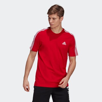 sarkans ADIDAS SPORTSWEAR Sporta krekls 'Essentials 3-Stripes': no priekšpuses