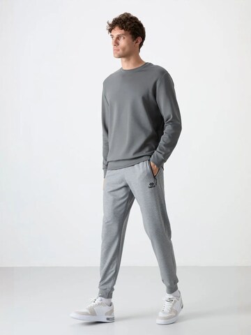 Tommy Life Tapered Workout Pants 'Jogginghose' in Grey