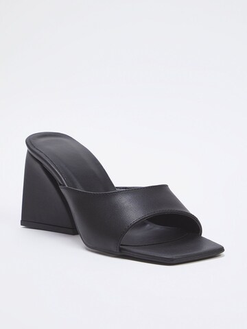 Trendyol Mule in Black: front