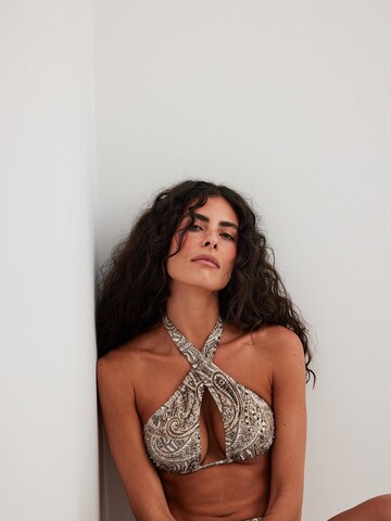 NA-KD Triangel Bikinitop in Beige: Vorderseite