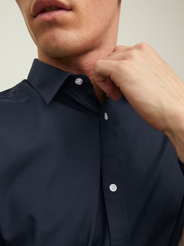 mėlyna JACK & JONES Priglundantis modelis Marškiniai 'JJJOE'