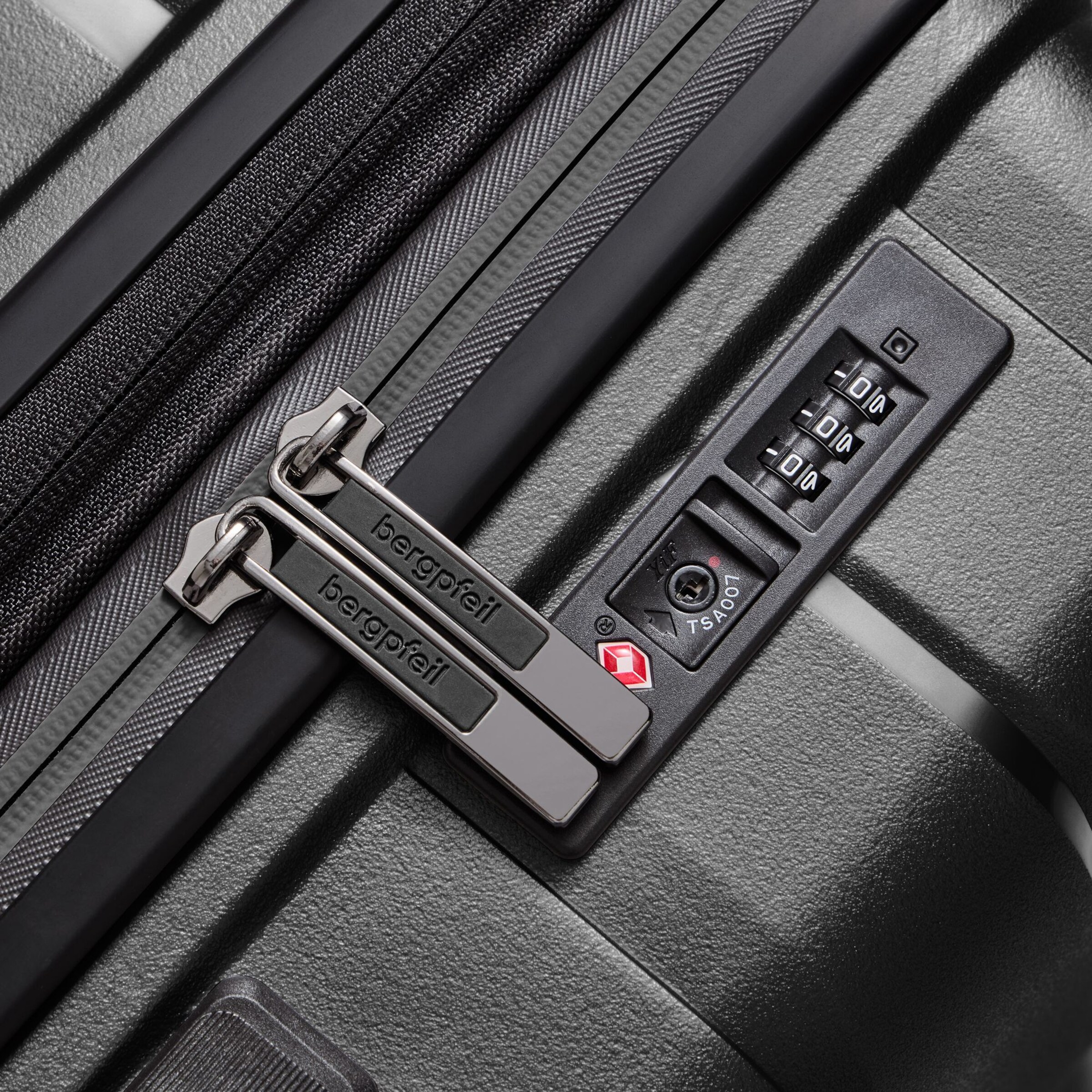 Bergpfeil Suitcase Set in Black