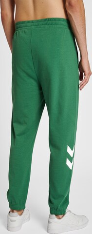 Tapered Pantaloni sportivi di Hummel in verde