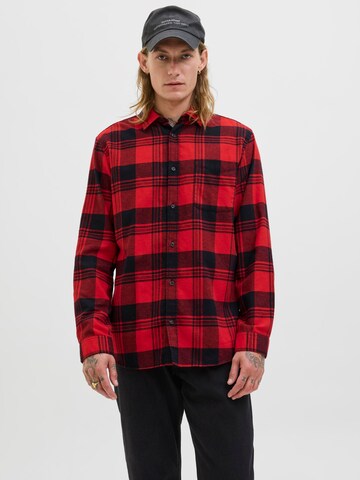 Coupe regular Chemise JACK & JONES en rouge : devant