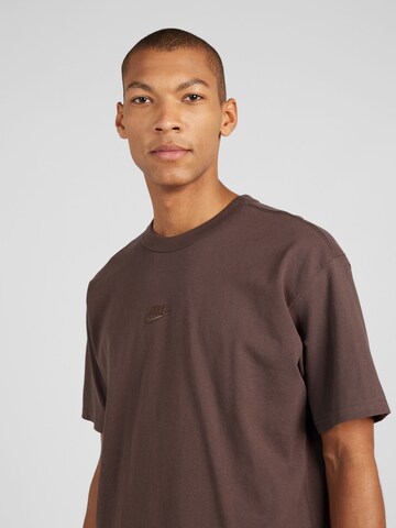 Nike Sportswear Μπλουζάκι 'Premium Essentials' σε καφέ