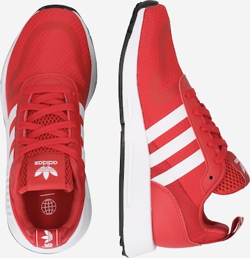ADIDAS ORIGINALS Sneaker 'Multix' i röd