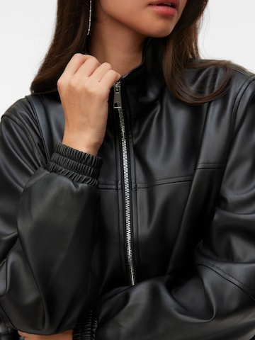 Veste mi-saison 'VMCaiaava' VERO MODA en noir