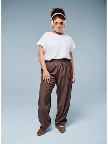 Active by Zizzi - Perna larga Calças de desporto 'Aclara' em castanho