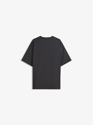 Tricou de la Bershka pe negru