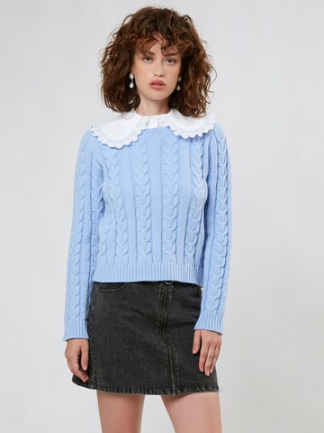 Influencer Sweater in Blue: front