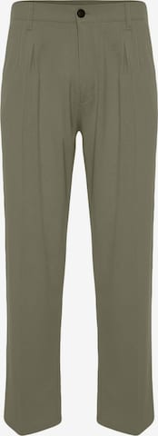 Pantaloni cutați de la Trendyol pe verde: față