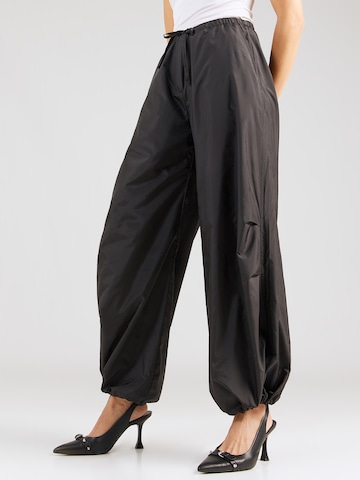 Tapered Pantaloni di WEEKDAY in nero: frontale