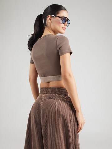 ADIDAS ORIGINALS Póló 'ESS' - barna