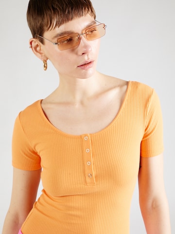 PIECES - Camisa 'Kitte' em laranja