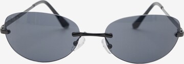 Pull&Bear Слънчеви очила в черно: отпред