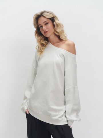 Sweat-shirt 'Madlin' millane en blanc : devant